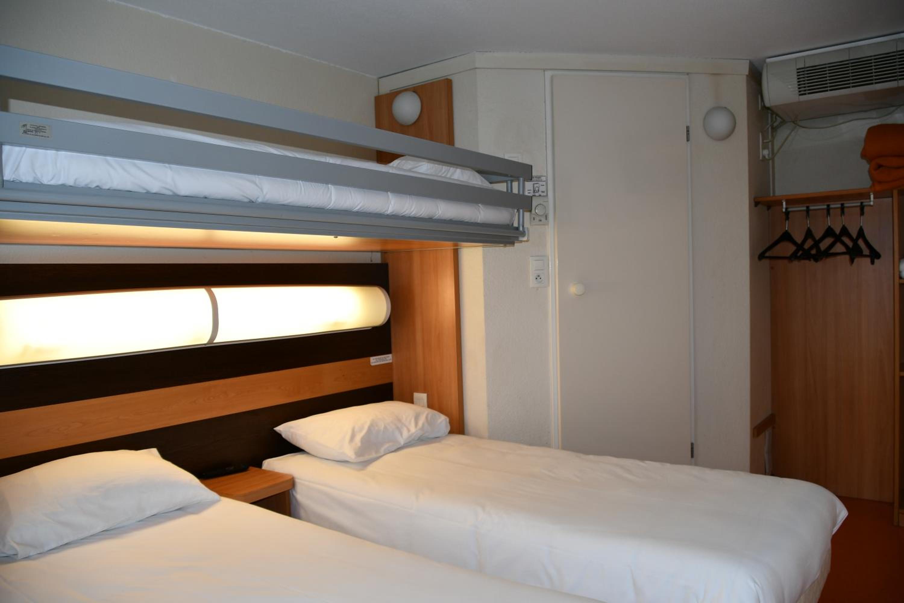 Room, Triple, Hotel Premiere Classe Nevers - Varennes Vauzelles 2/4