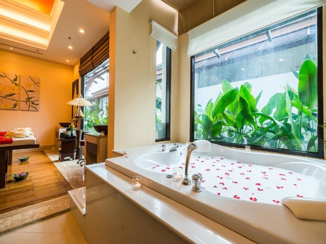 Grand Ravindra Hotel & Convention Centre 6/10