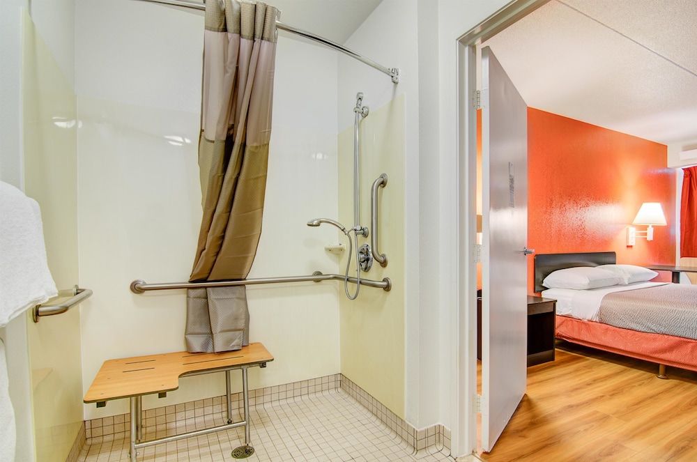 Motel6 Springfield, MO - North 12/56