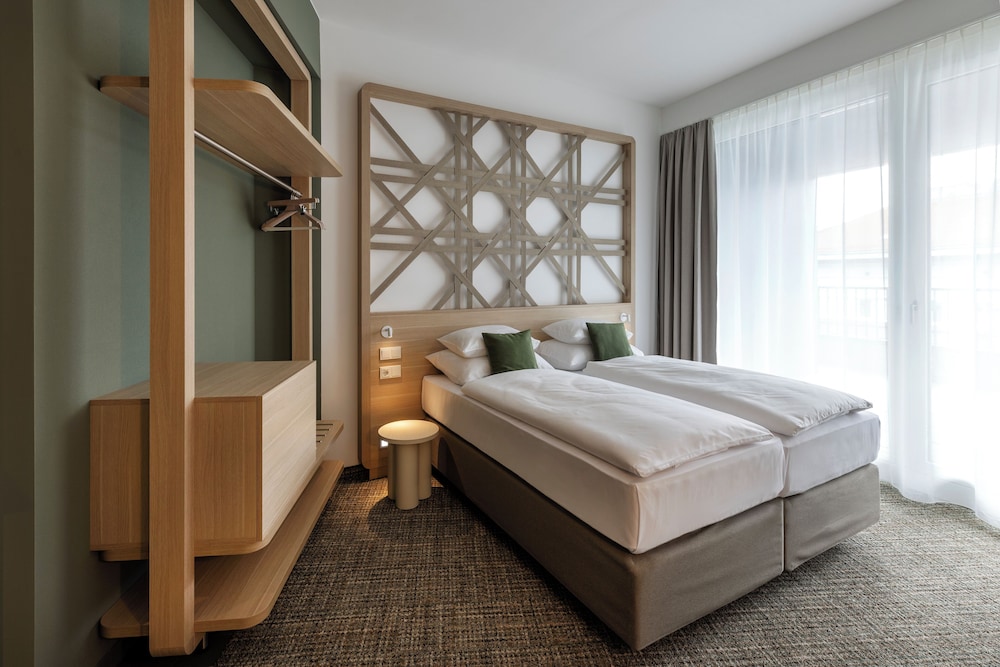DELUXE, DOUBLE OR TWIN BED