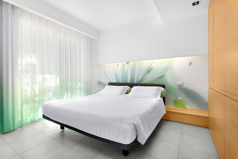 1 Bedroom, Deluxe, Suite, Queen Bed, Partial Sea View