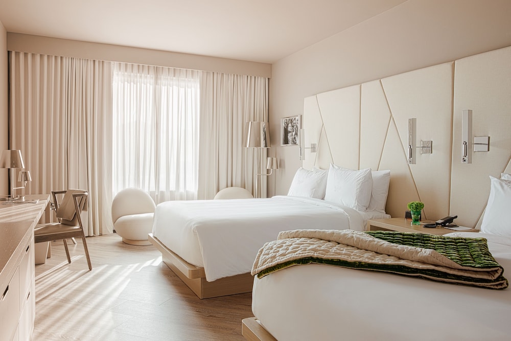 ELEGANT, 2 QUEEN BEDS