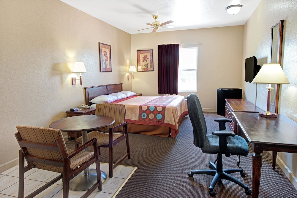 Super 8 By Wyndham St. Louis Airport 14/17