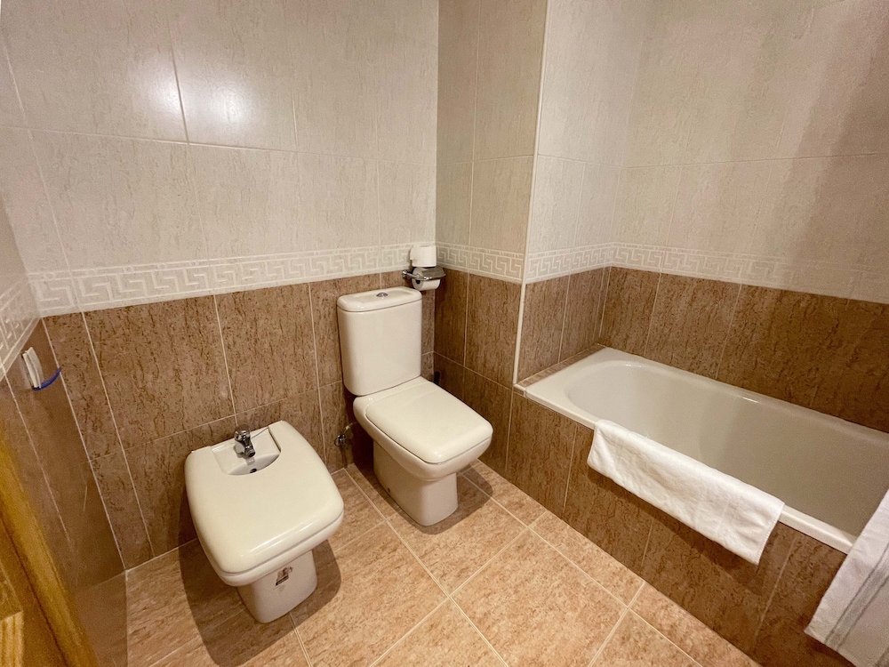 APARTAMENTOS EL PILAR 3000 33/34