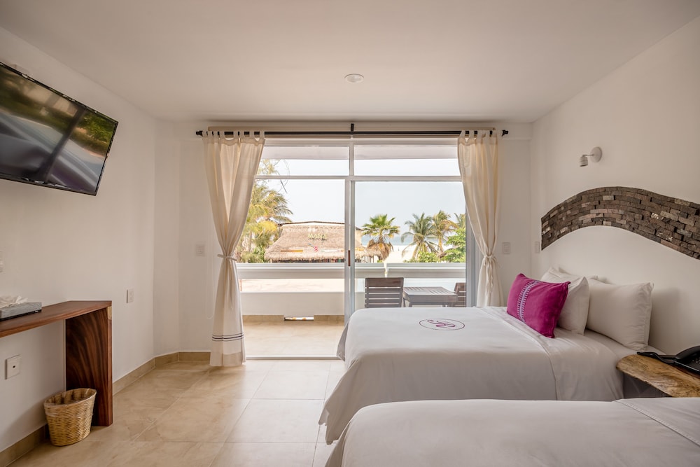 DELUXE, 2 DOUBLE BEDS, PARTIAL SEA VIEW