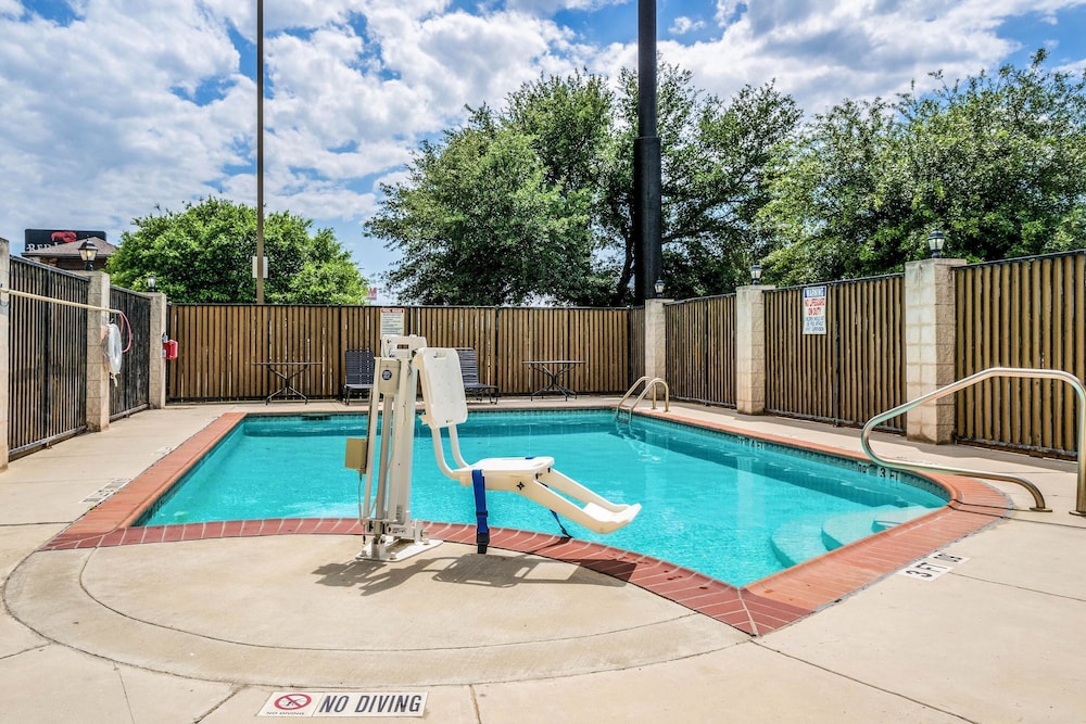 Comfort Suites Near Texas State University 16/32