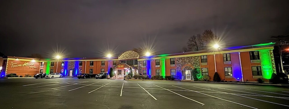 Townhouse Inn &amp; Suites 22/25