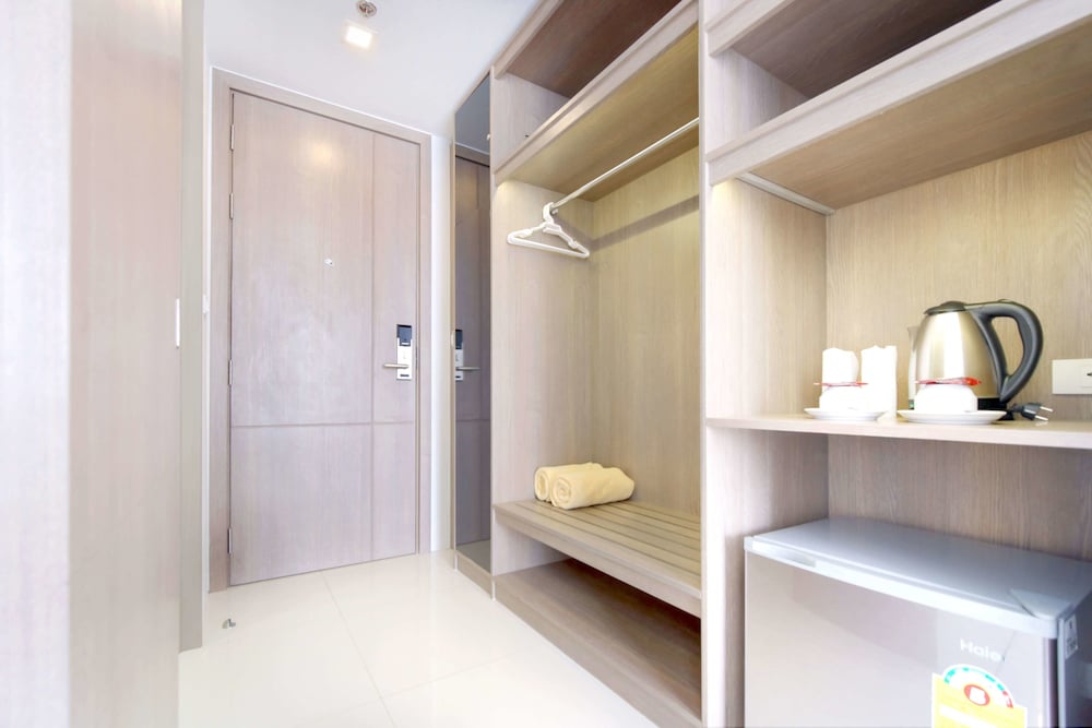PHOENIX HOTEL KARON BEACH 49/50