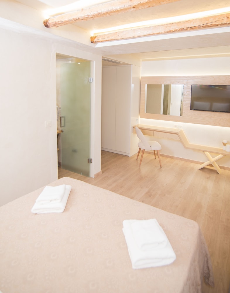 Panellinion Luxury Rooms 39/41