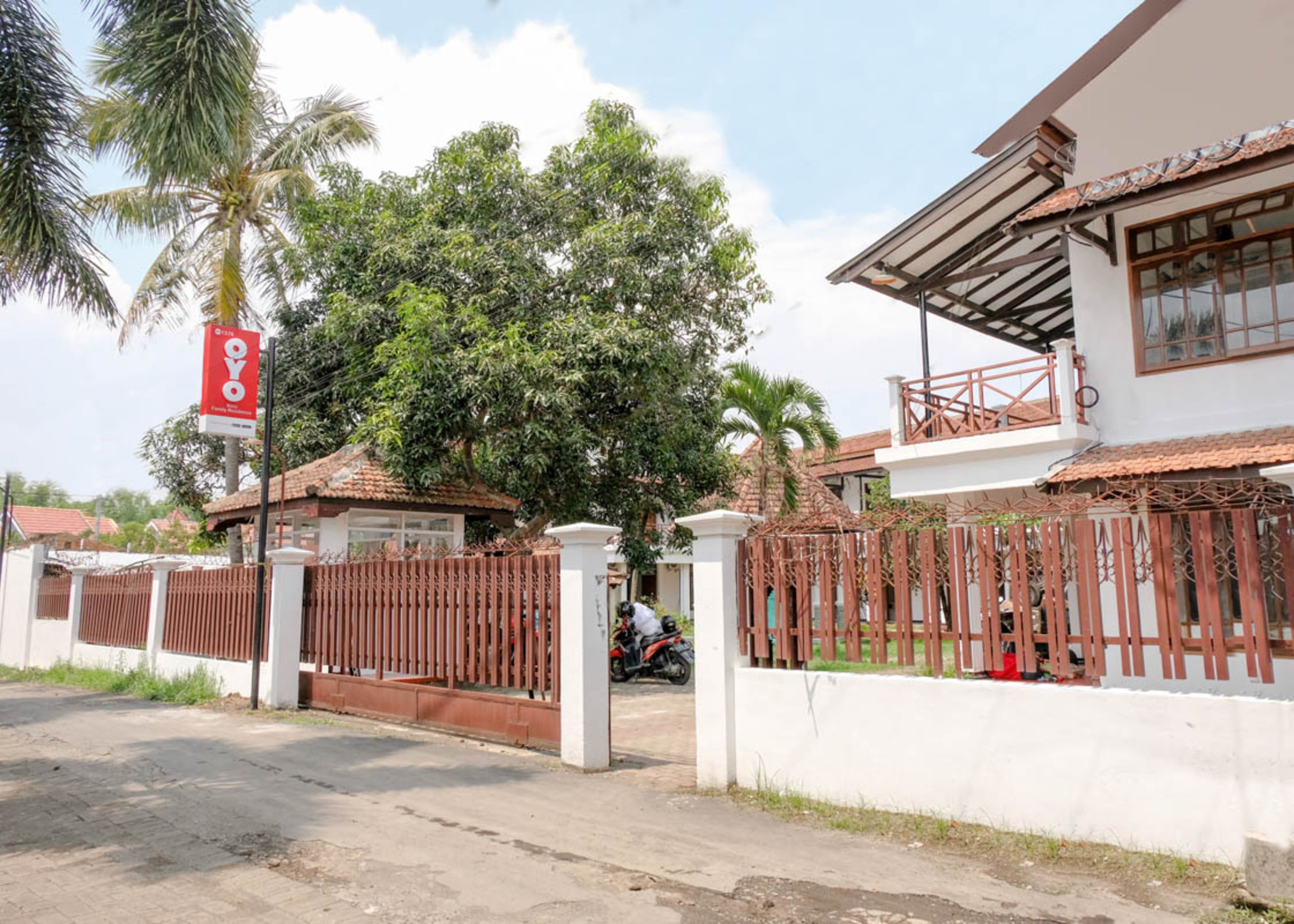 OYO 1376 Kina Family Residence 28/28