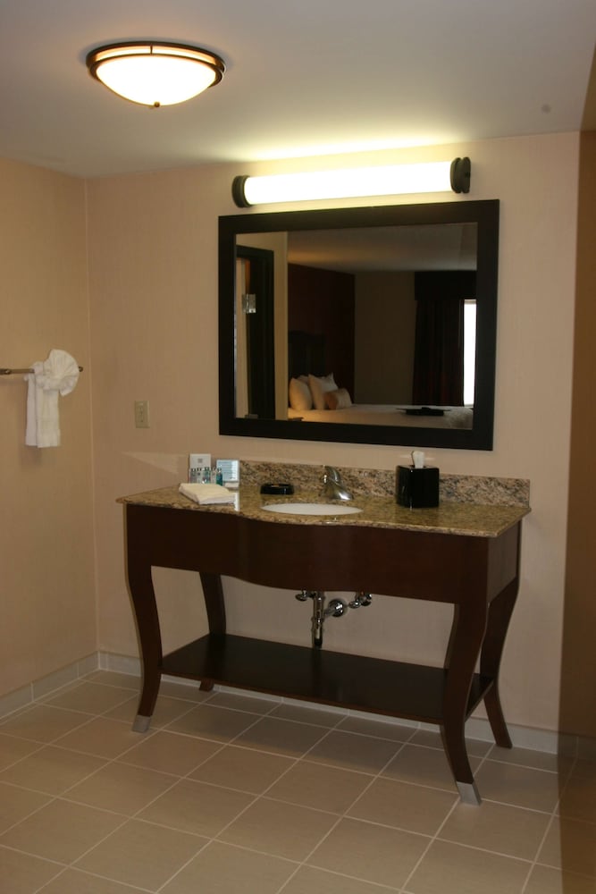 Hampton Inn and Suites Peru 2/18