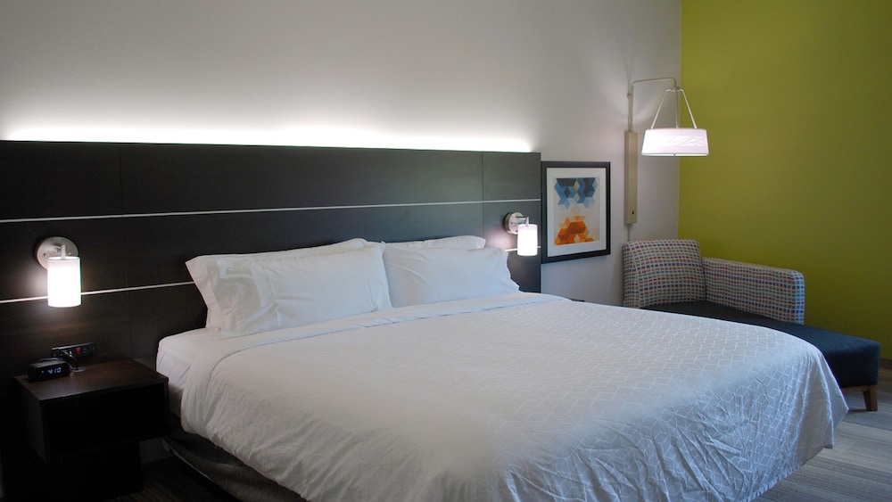 Holiday Inn Express & Suites White Hall 13/72