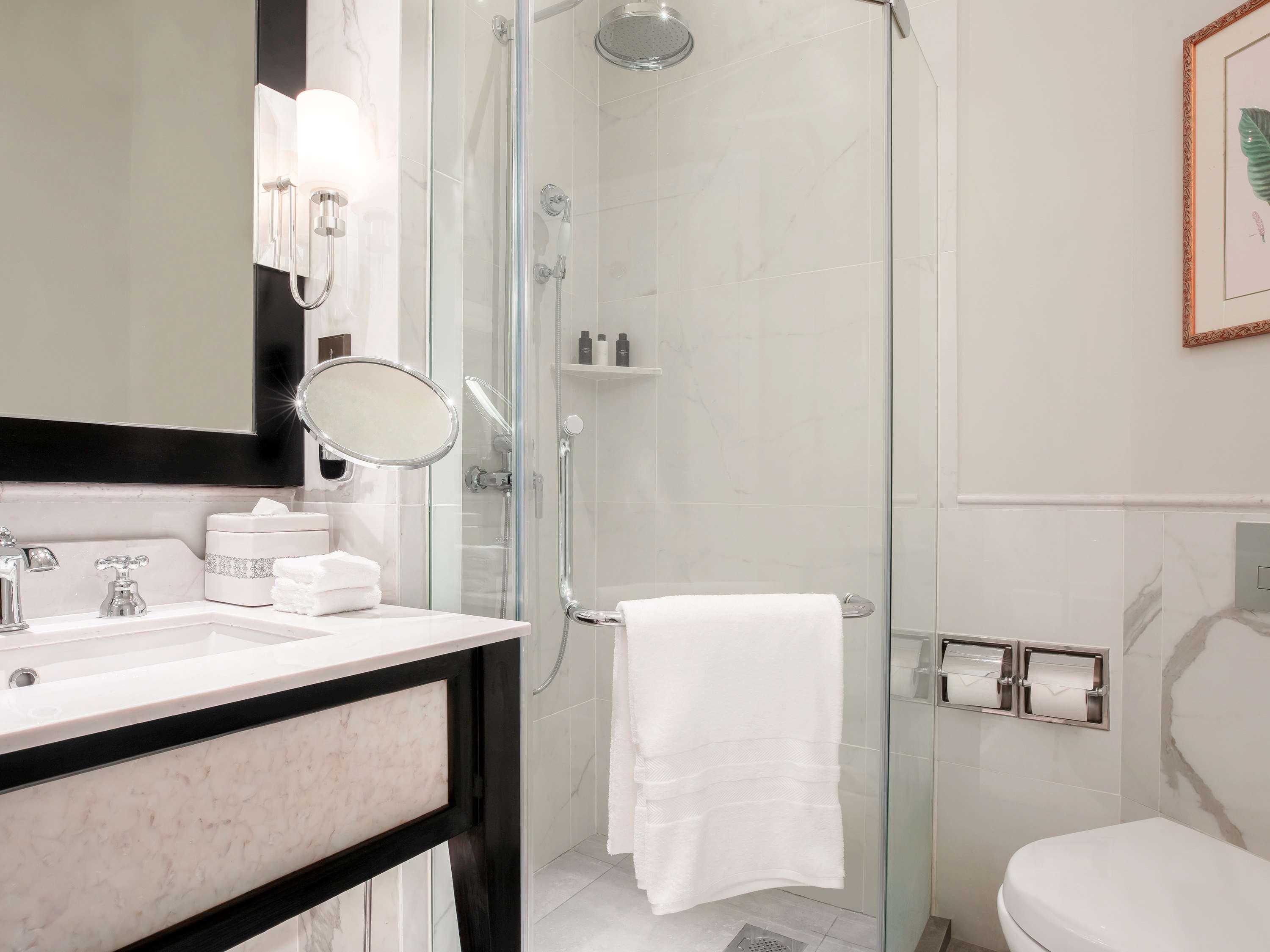 Suite, King Bed, Raffles Hotel Le Royal 5/6