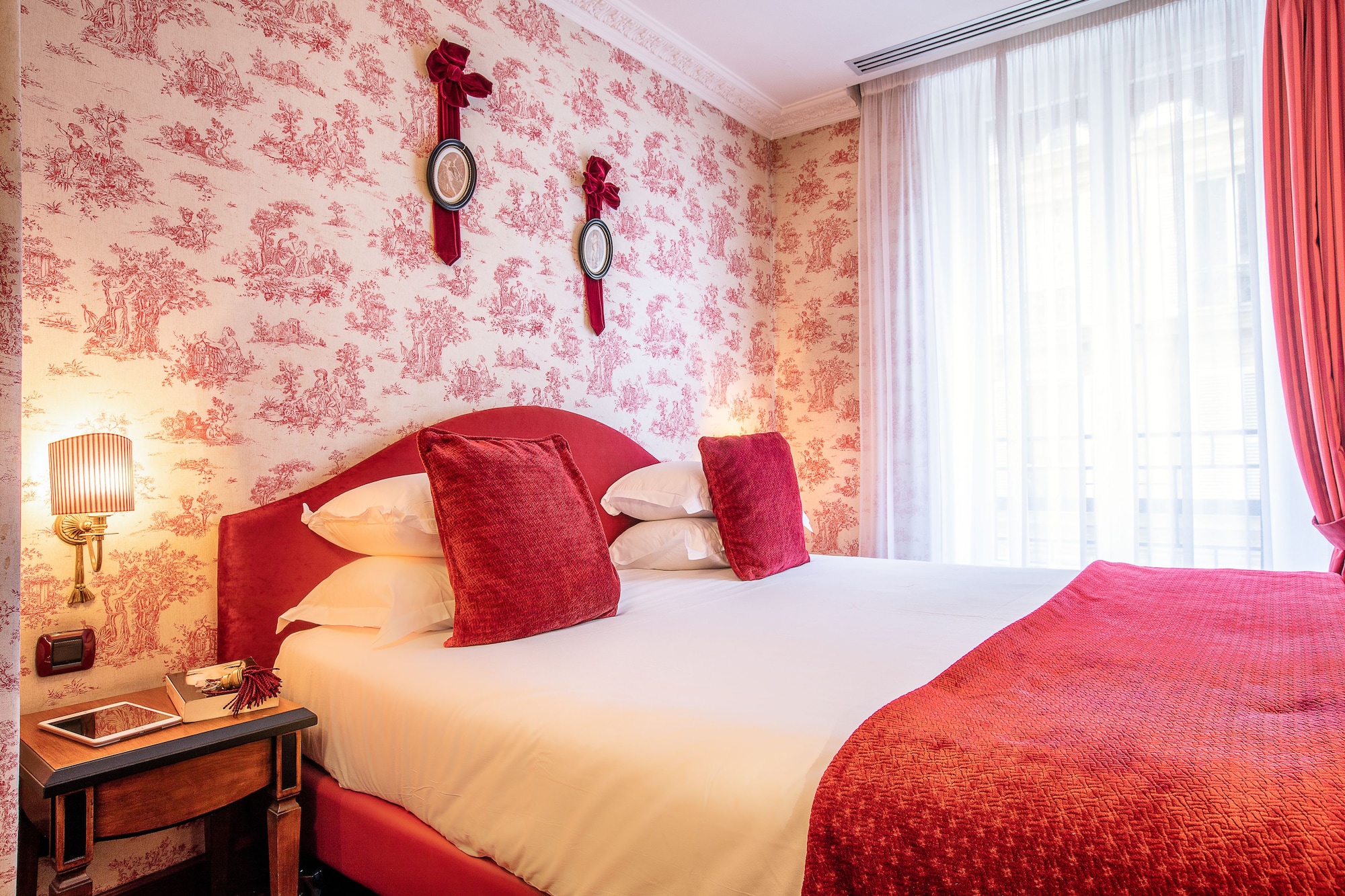 ROOM, SINGLE