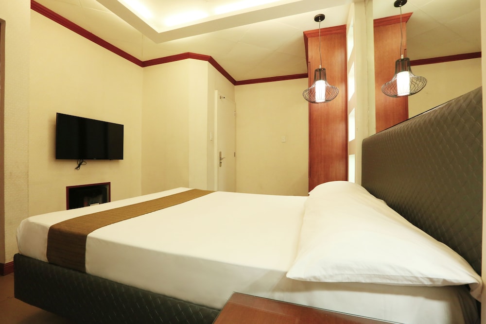 STANDARD, QUEEN BED