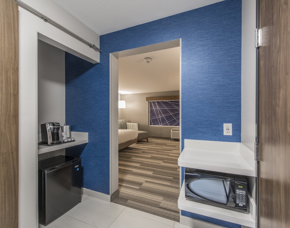 Holiday Inn Express and Suites Phoenix North Happy Valley an IHG Hotel 41/64
