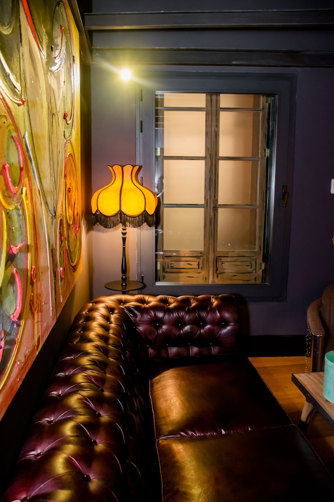 Hotel Lobby Room 32/67