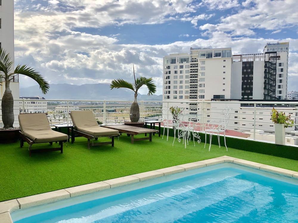 Sunny Hotel 4/54