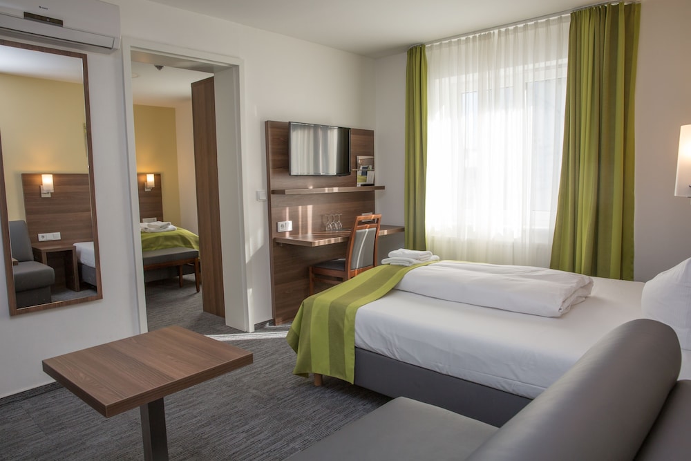 ROOM, QUADRUPLE