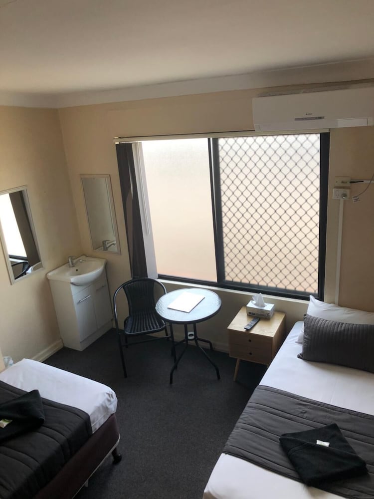 Kingsford Riverside Inn 3/22