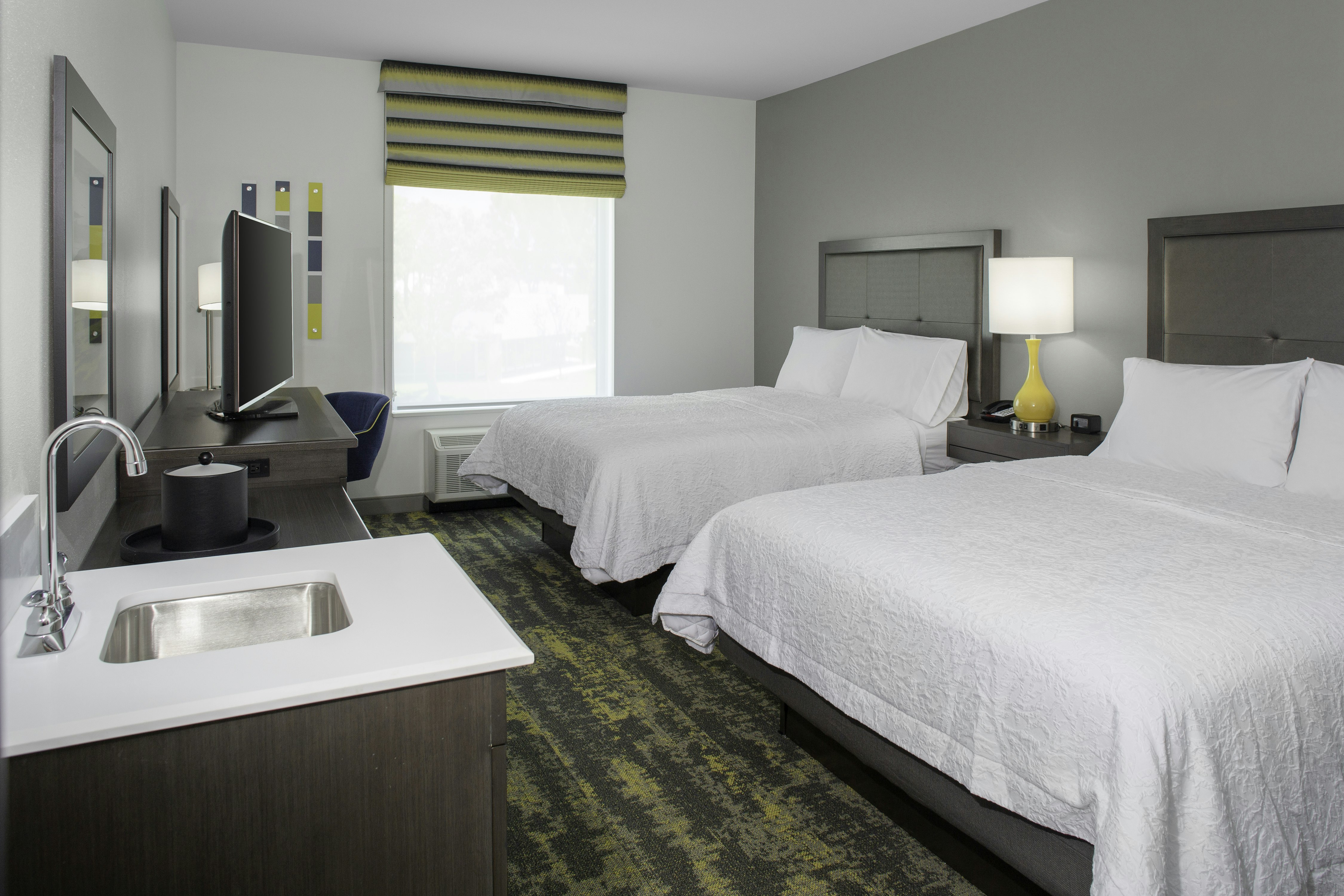 2 Queen Beds W microwave fridge Non Smoking - NQRU