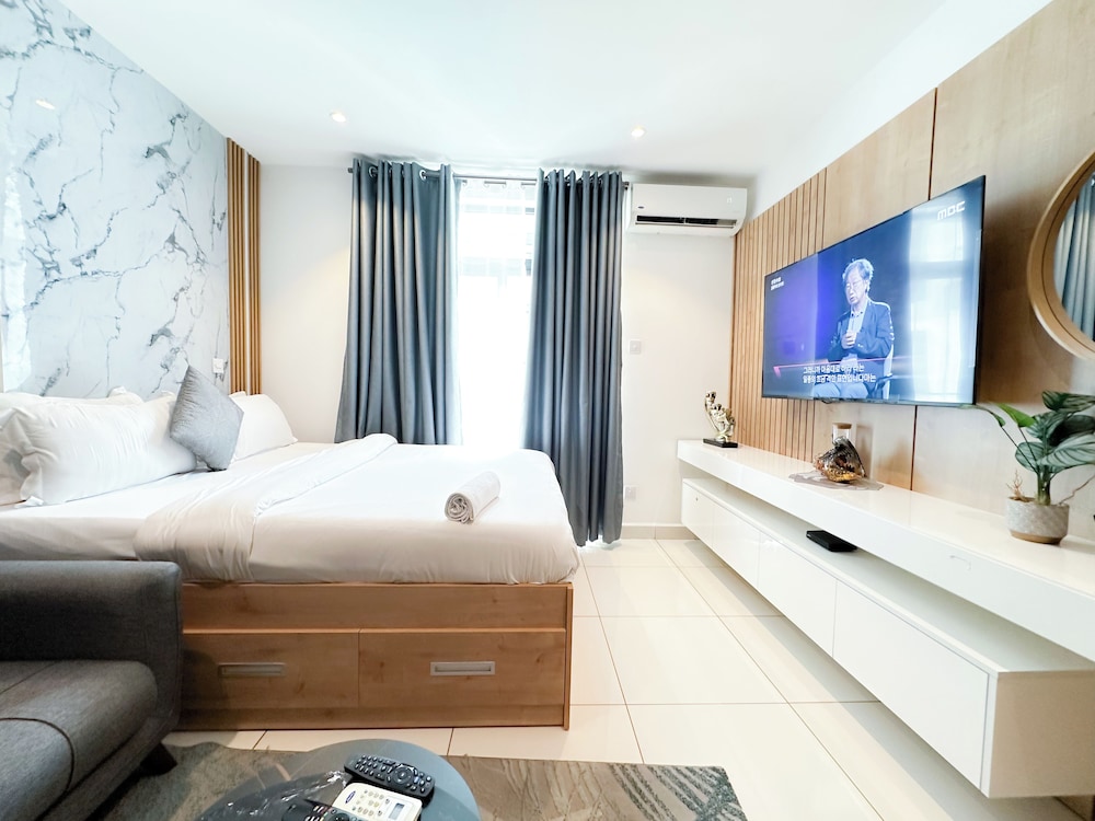 Embassy Gardens Premier Suites 23/50