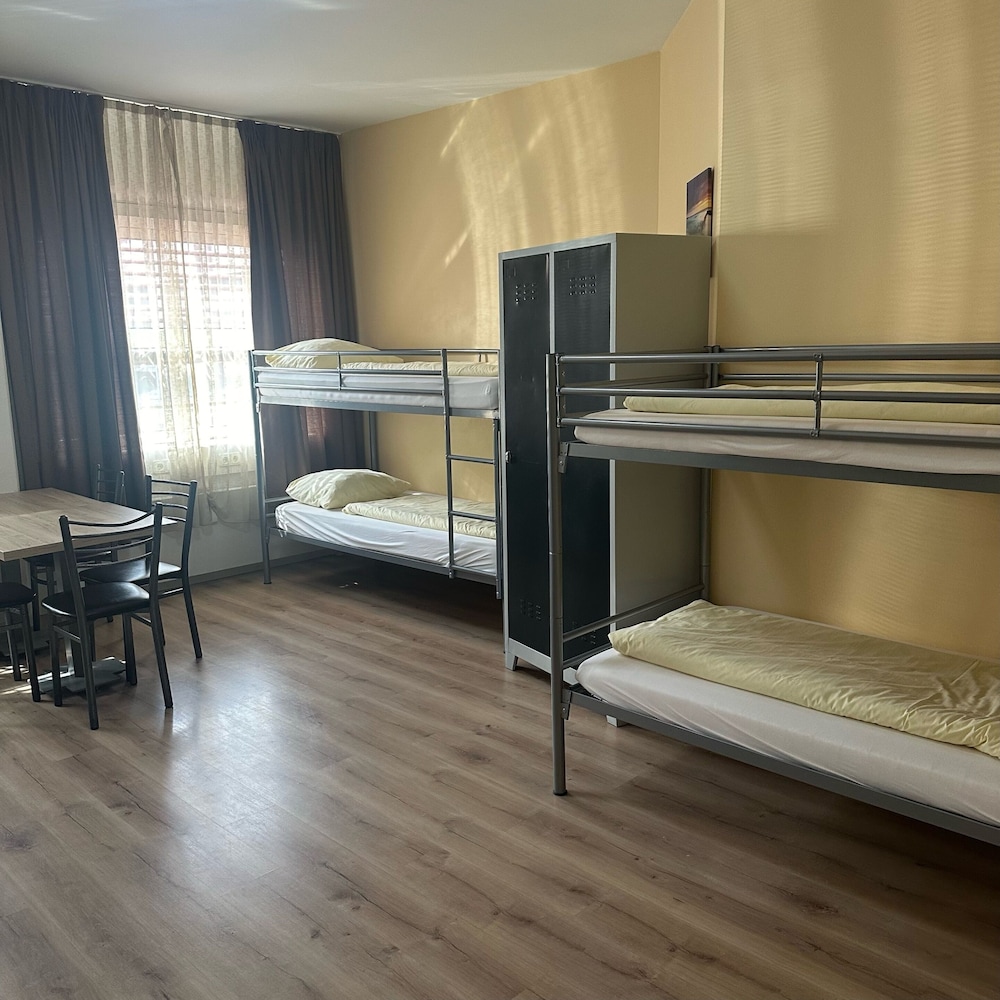 Low Budget Hostel 12/53