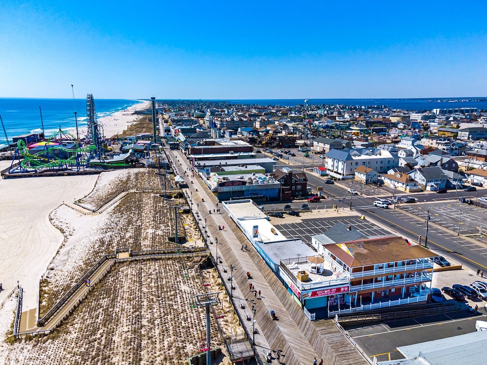Boardwalk Hotel Charlee Beach House Rentals 39/50
