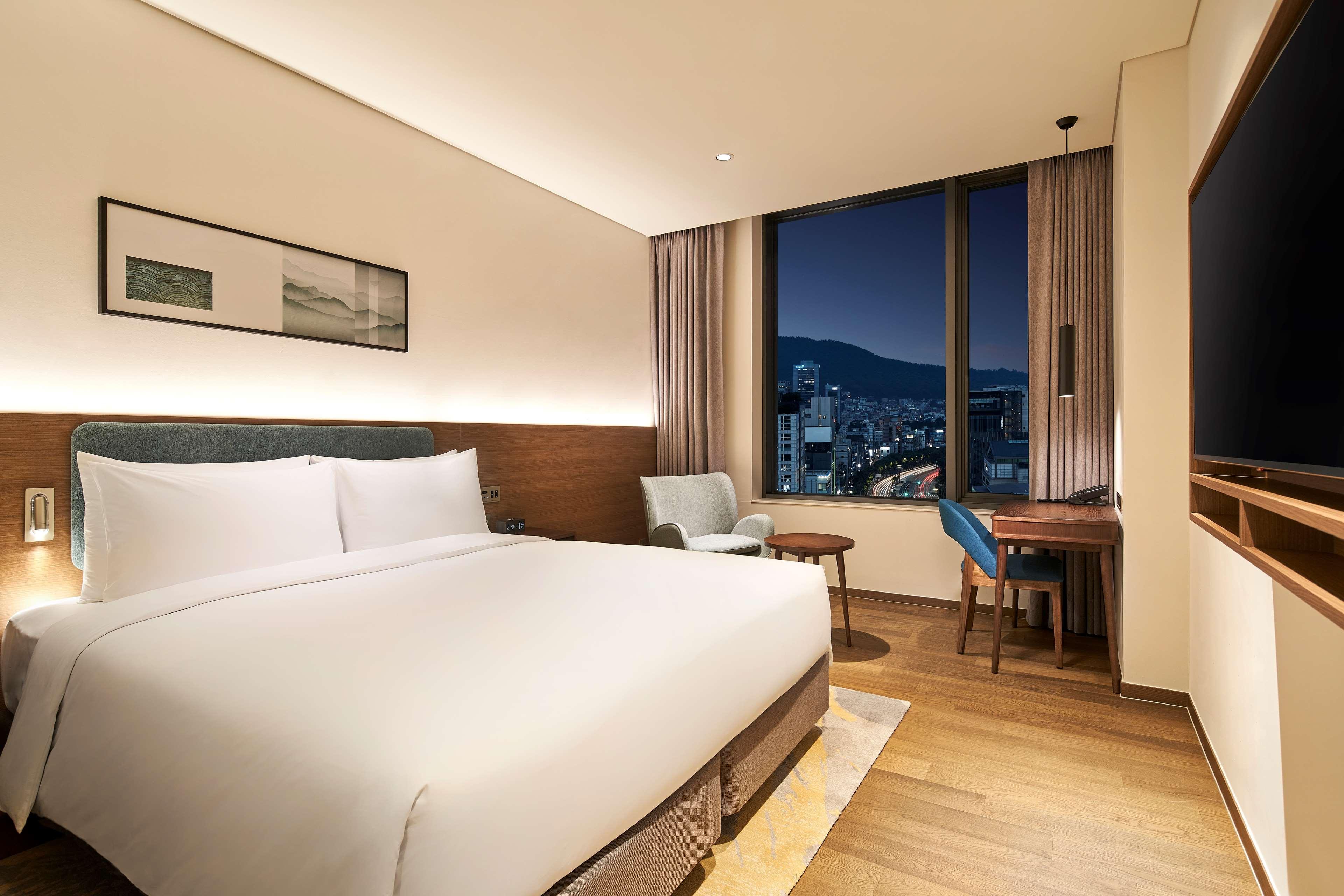 GUEST ROOM, KING BED