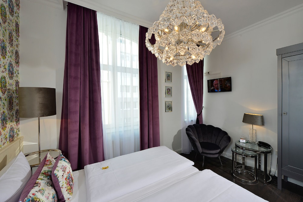 ROOM, DOUBLE BED