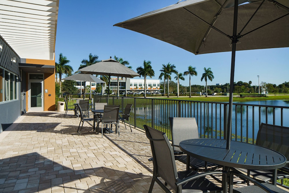 Fairfield by Marriott Inn & Suites Deerfield Beach Boca Raton 5/48