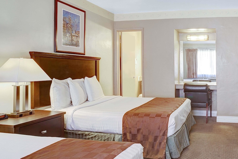 Travelodge by Wyndham Everett City Center 13/19