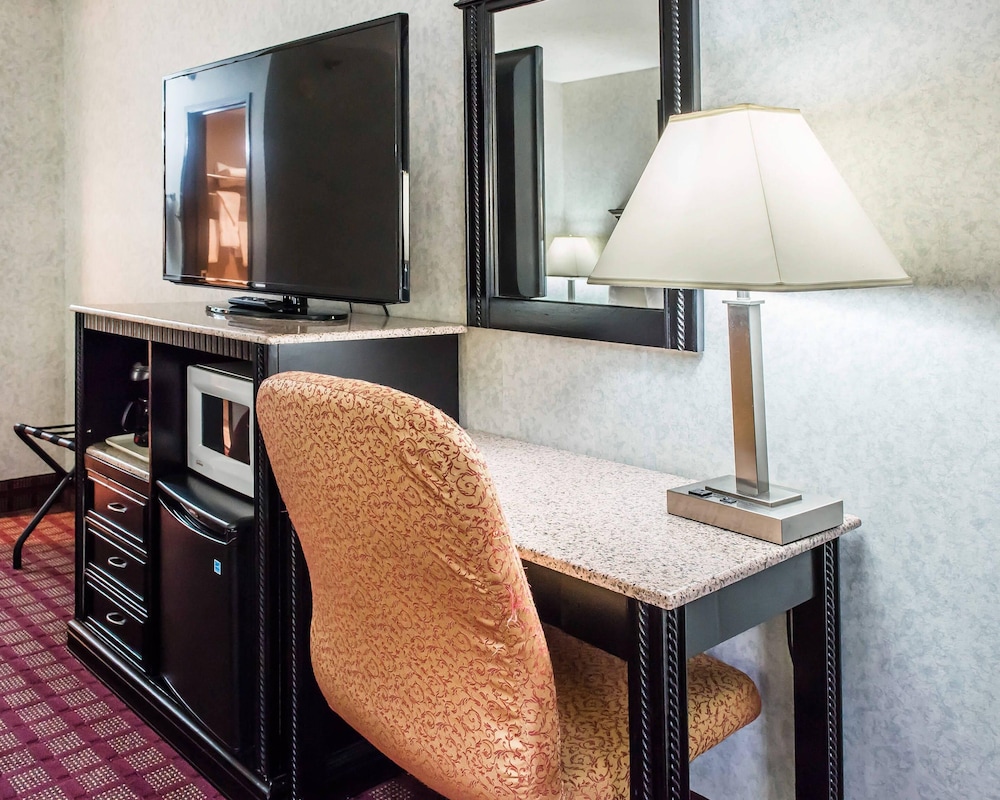 Quality Inn & Suites Gibsonia - Pittsburgh North PA 33/68