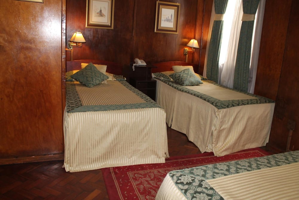 OAKWOOD HOTEL 28/53