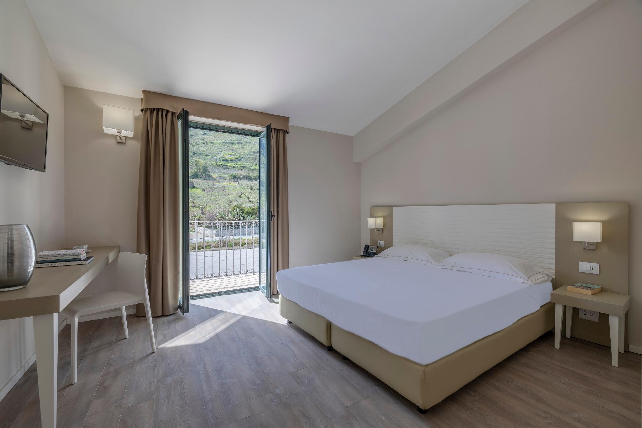 Deluxe, Mountain View, Balcony