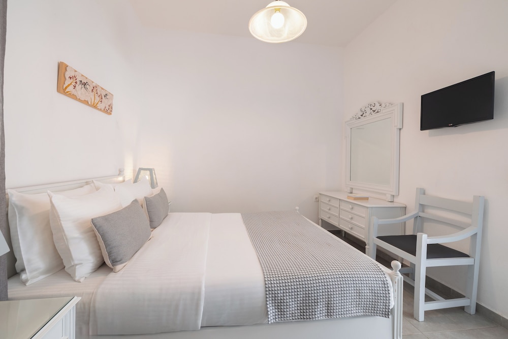 Akrotiri Hotel 4/50