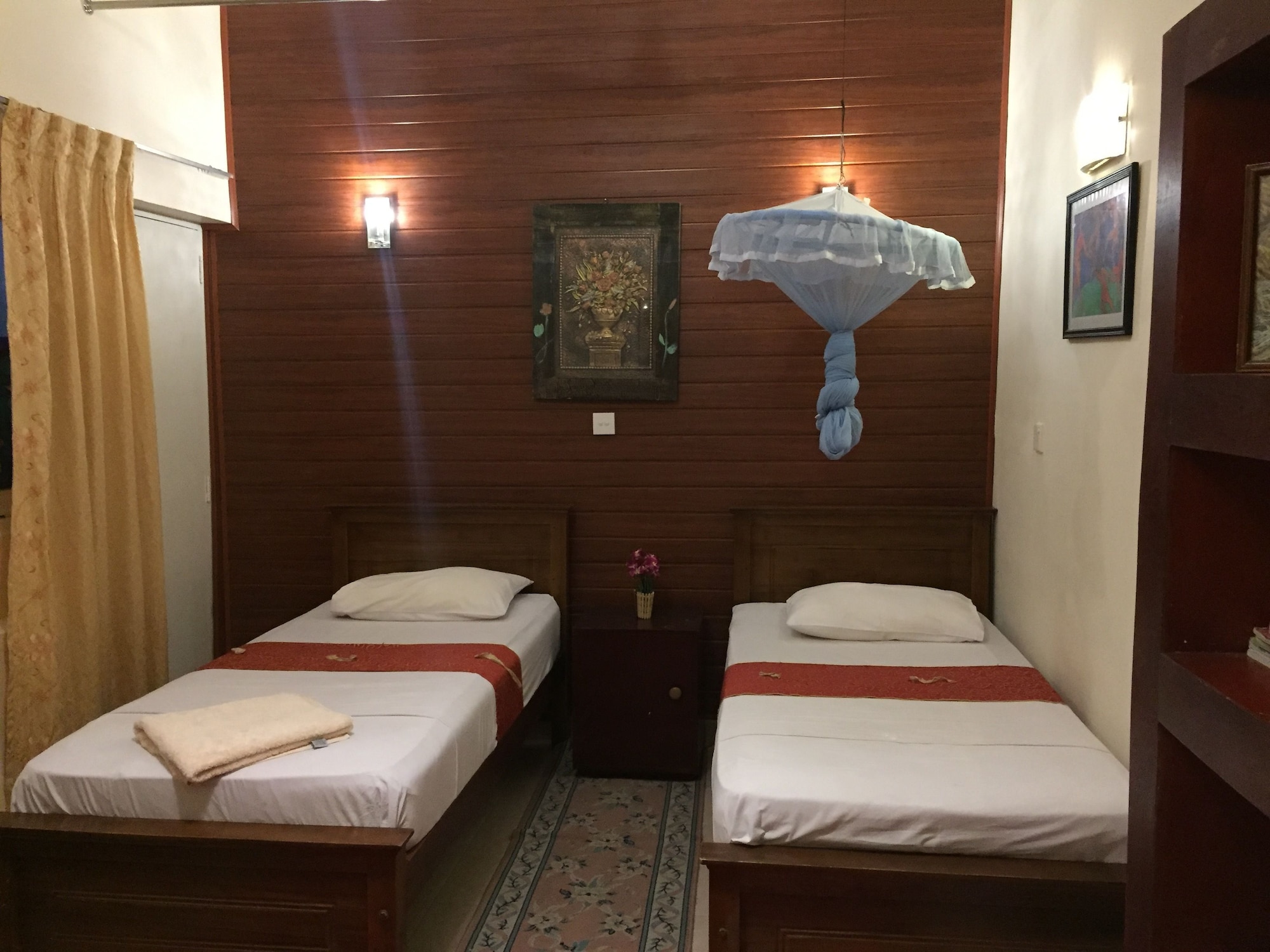 ROOM, DOUBLE BED