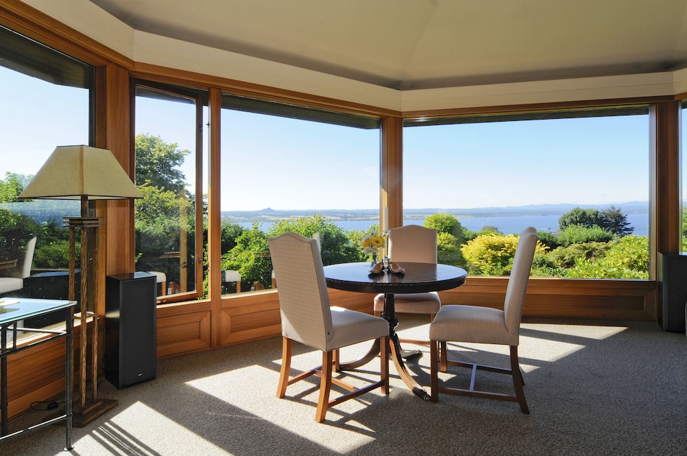 LAKE TAUPO LODGE 20/34