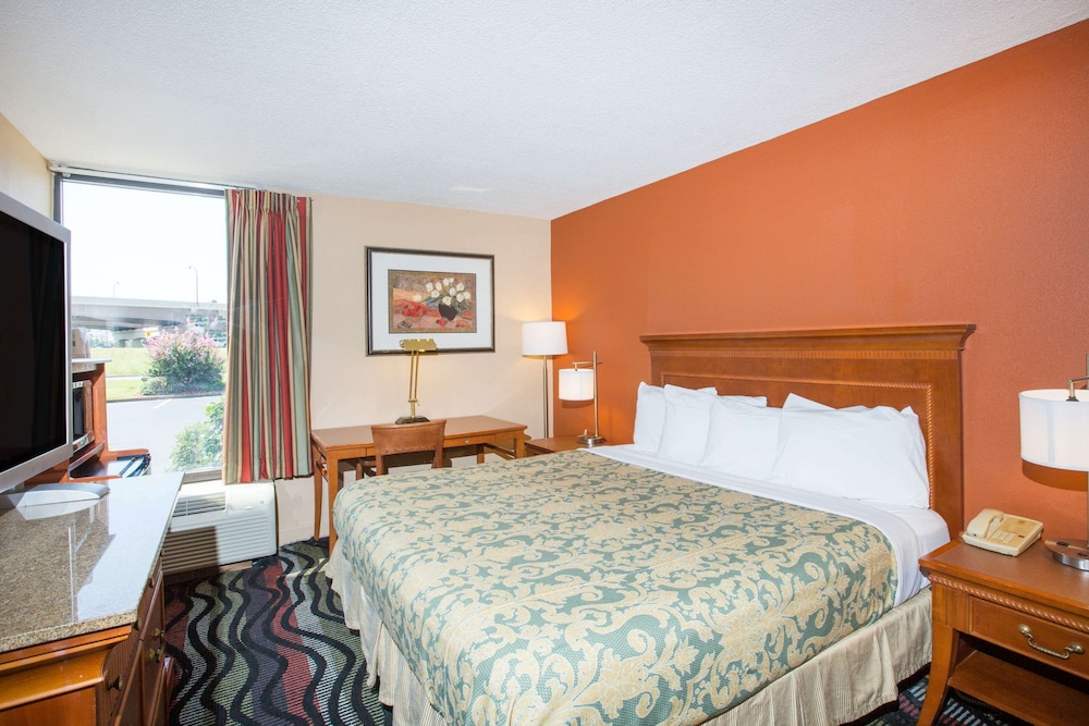 Super 8 by Wyndham Myrtle Beach/Market Common Area 18/35