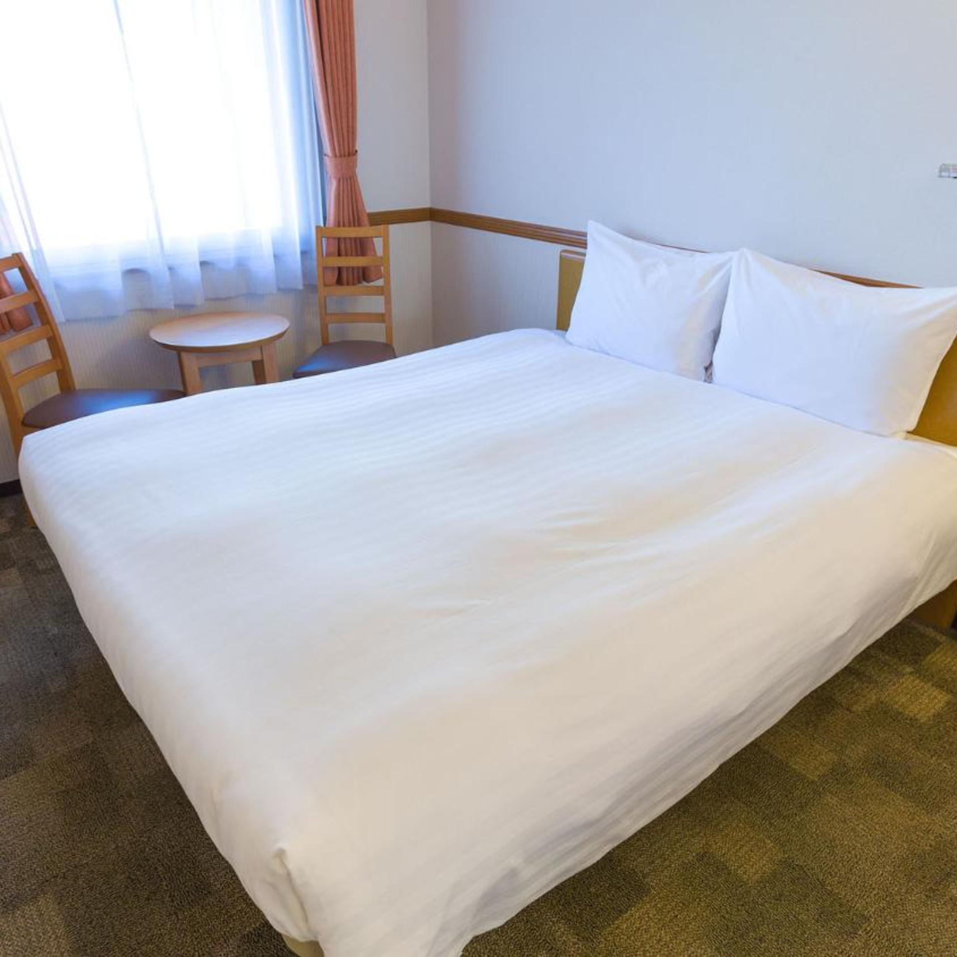 غرفة بسرير كوين