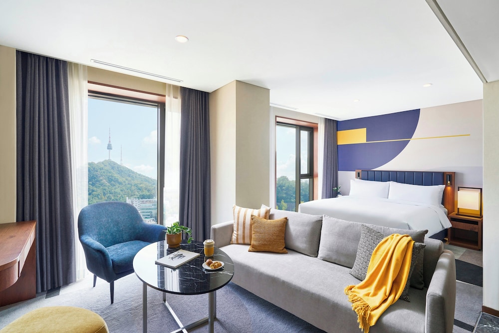 1 Bedroom, Suite, King Bed, Mountain View, Club Lounge Access