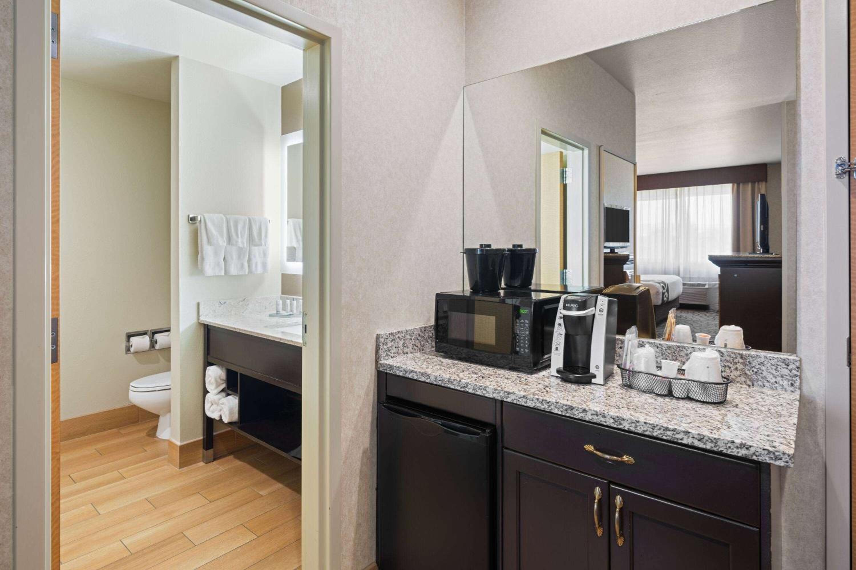 غرفة ديلوكس تنفيذية بسرير كينج مع أريكة، La Quinta Inn and Suites by Wyndham Idaho Falls/Ammon 2/2