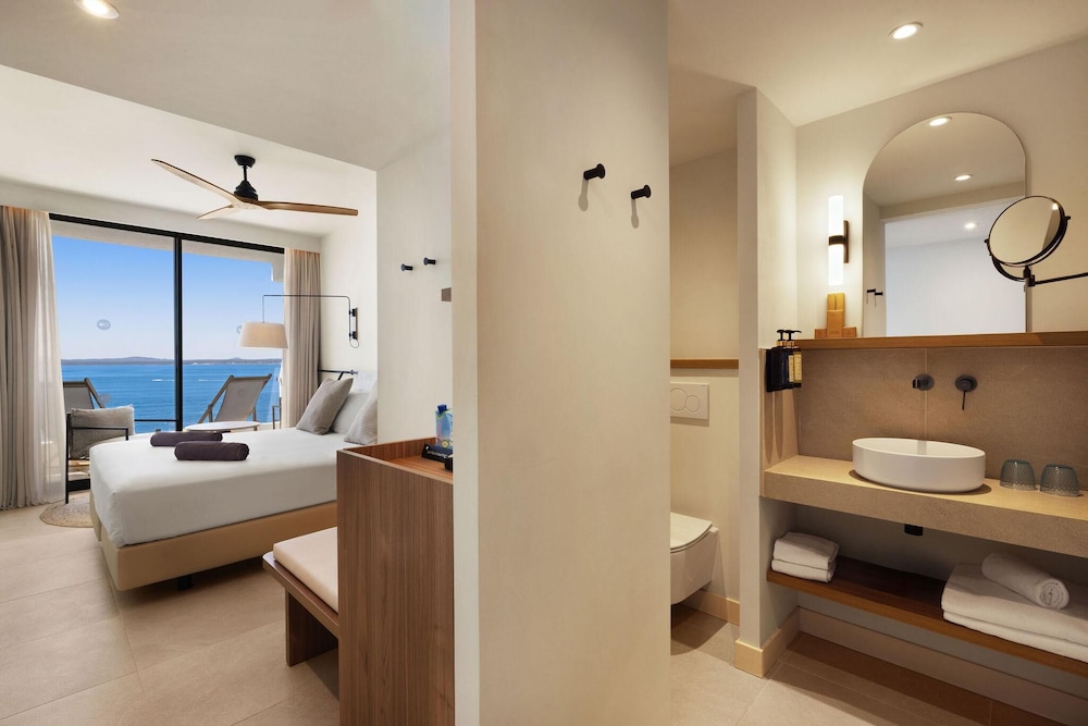 غرفة بريميوم بسرير مزدوج بإطلالة على البحر بشرفة، Inmood Aucanada Hotel 4/9