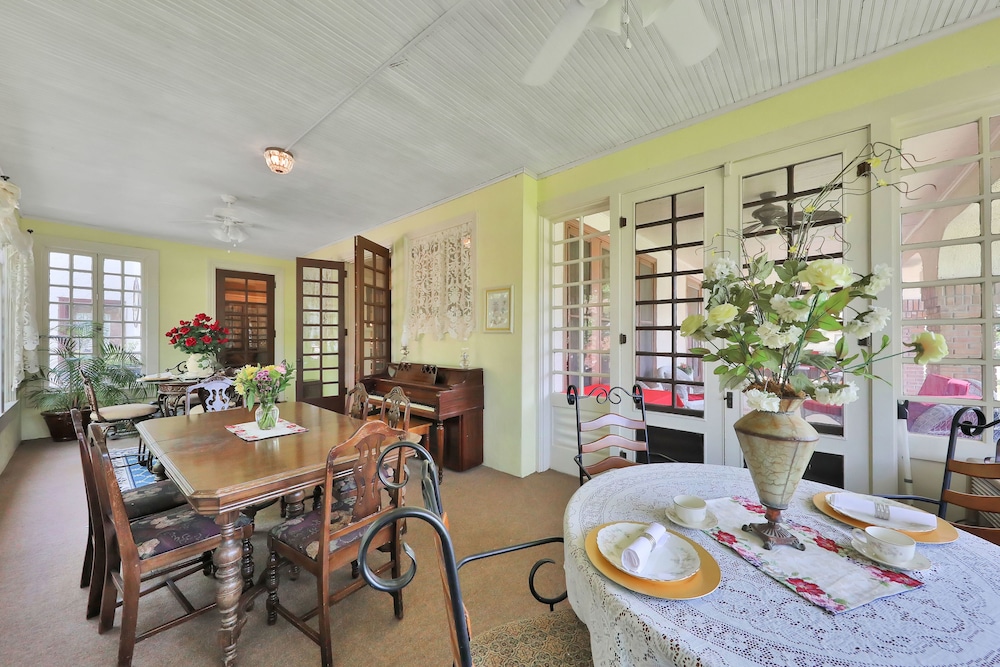The Lancaster Manor Bed and Breakfast 39/50
