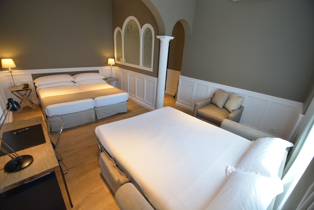 ROOM, QUADRUPLE