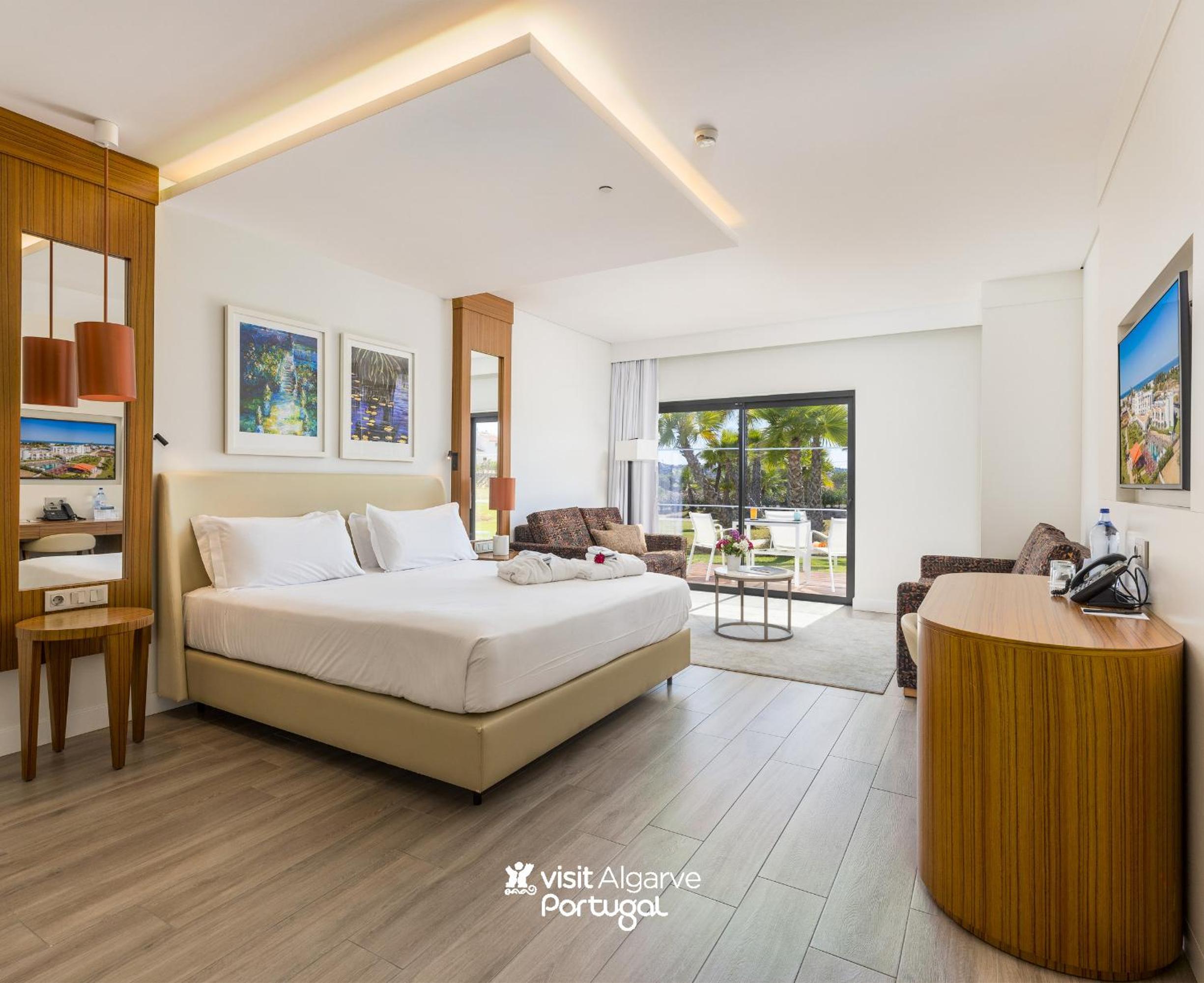 Superior, Queen Bed, Pool View