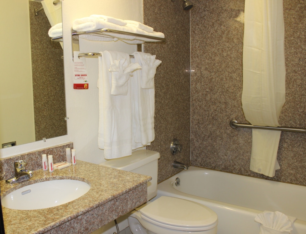 Super 8 by Wyndham Tuscaloosa 15/47
