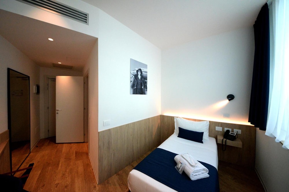 HelloSky Air Rooms & Lounge 15/35