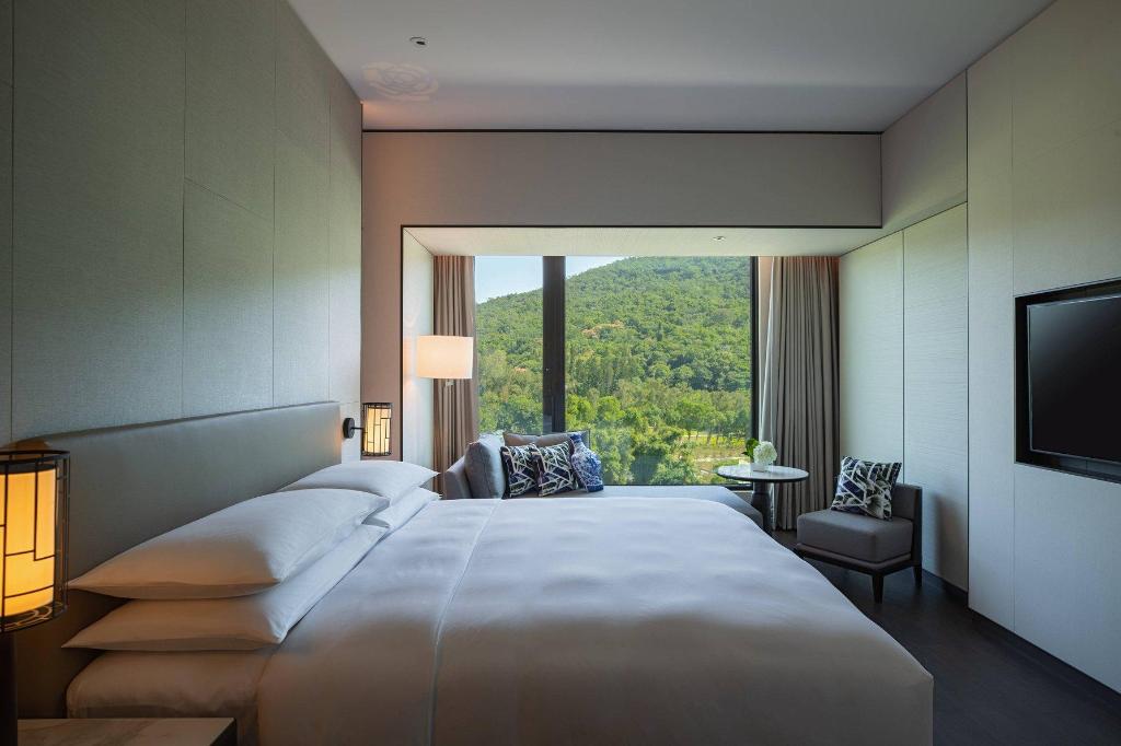 1 Bedroom, Renaissance, Suite, King Bed, Mountain View, Club Lounge Access