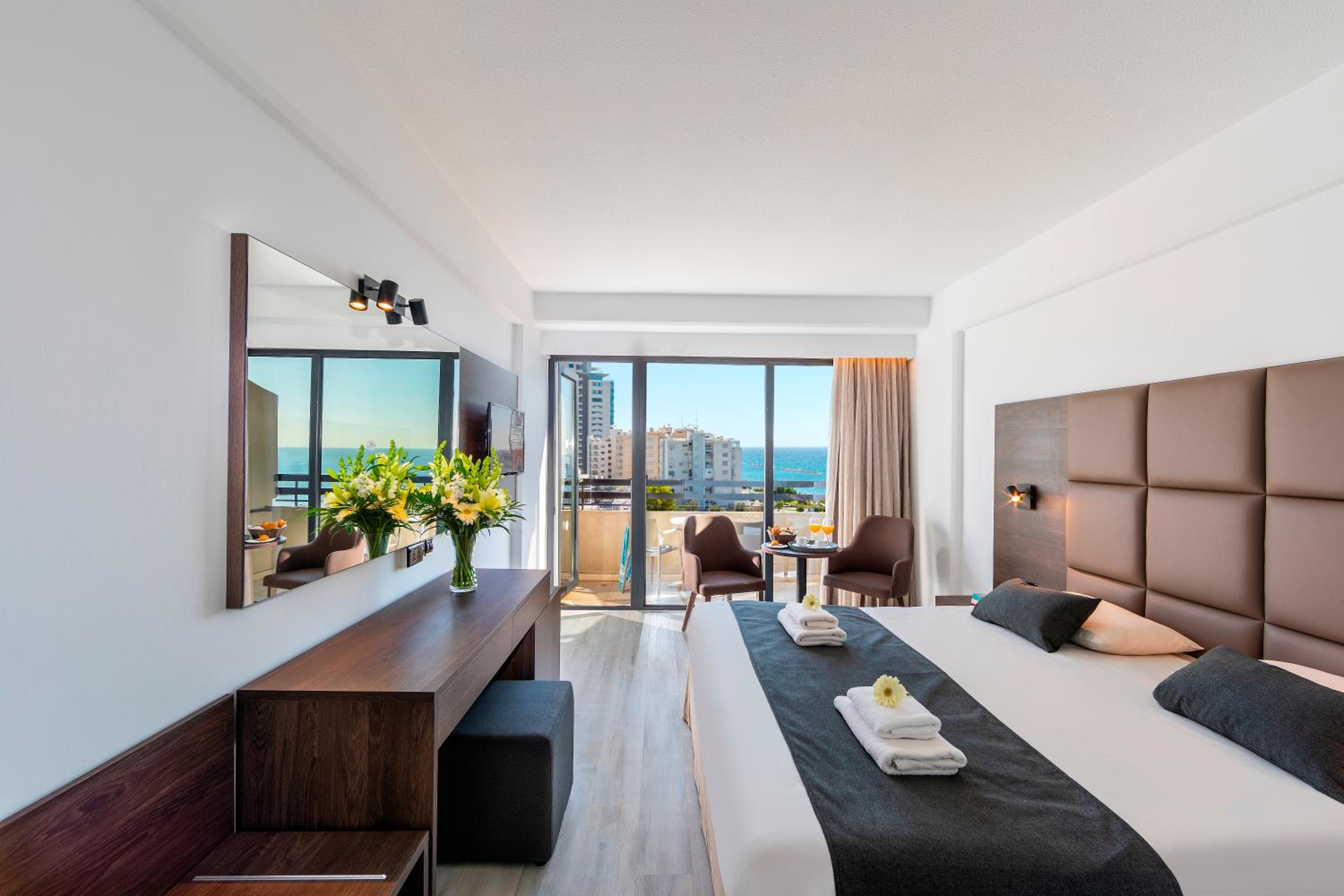 Deluxe, Double Bed, Lateral Side Sea View